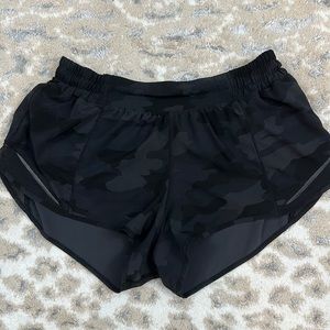 LULULEMON 2.5 SIZE 8 HOTTY HOT SHORT